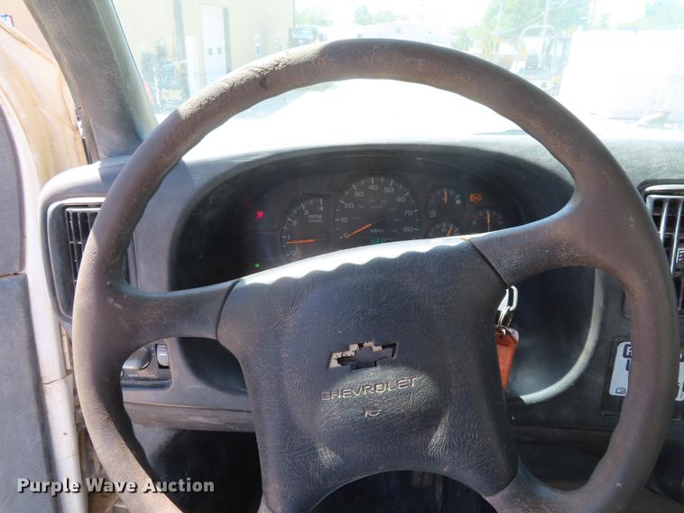 image for item DE3543 2004 Chevrolet C7500 tank truck