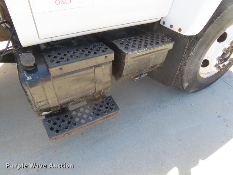 image for item DE3543 2004 Chevrolet C7500 tank truck