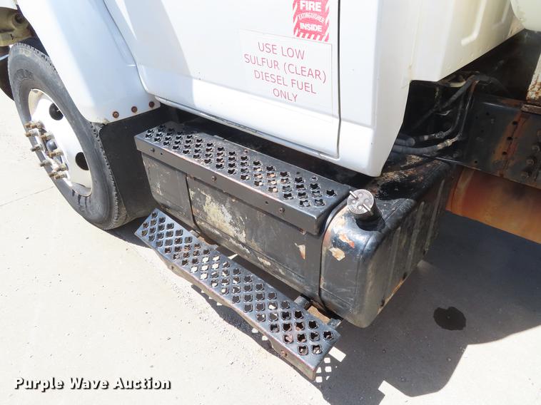 image for item DE3543 2004 Chevrolet C7500 tank truck