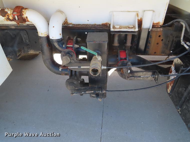 image for item DE3543 2004 Chevrolet C7500 tank truck