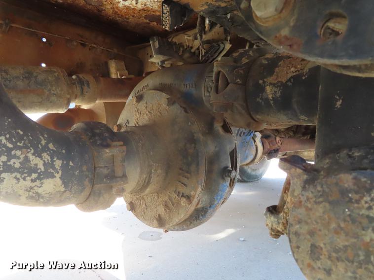 image for item DE3543 2004 Chevrolet C7500 tank truck