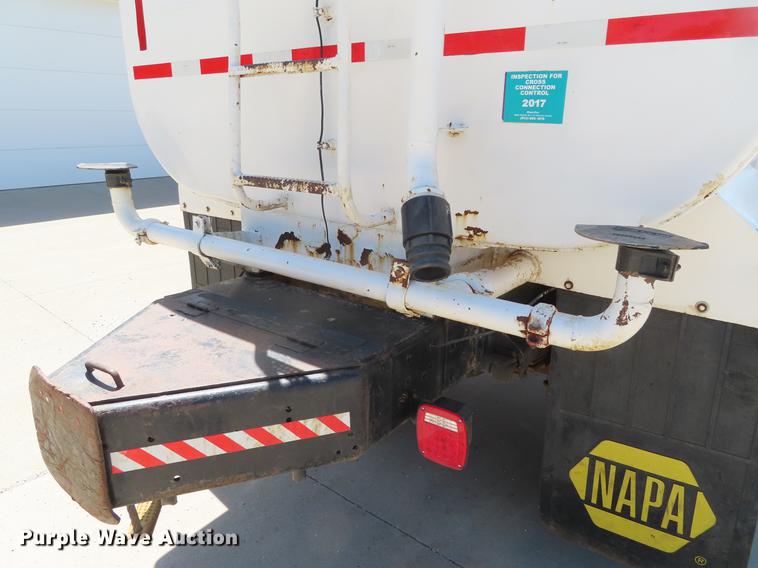 image for item DE3543 2004 Chevrolet C7500 tank truck