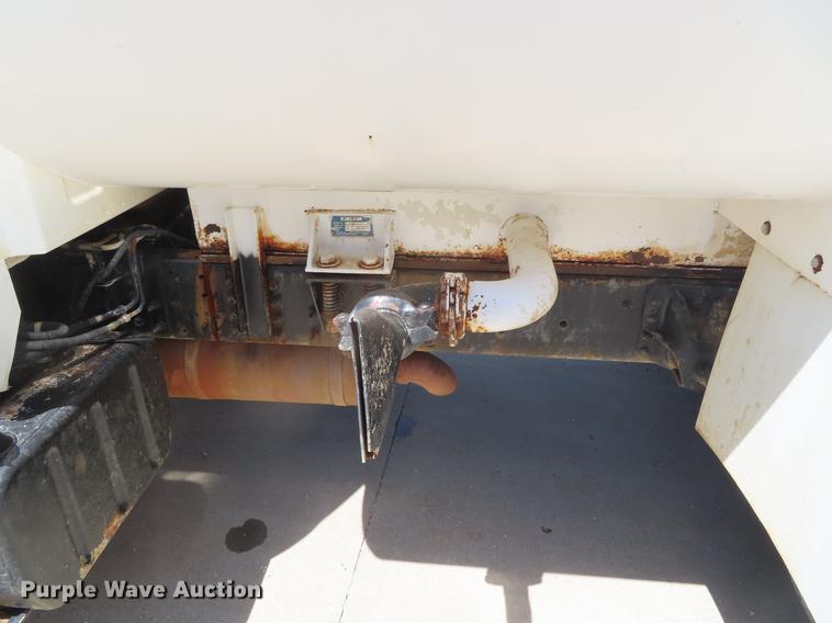 image for item DE3543 2004 Chevrolet C7500 tank truck