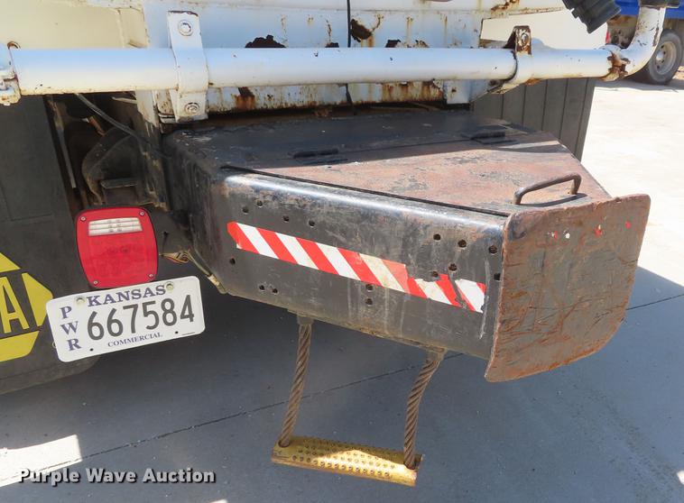 image for item DE3543 2004 Chevrolet C7500 tank truck