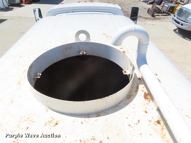 image for item DE3543 2004 Chevrolet C7500 tank truck