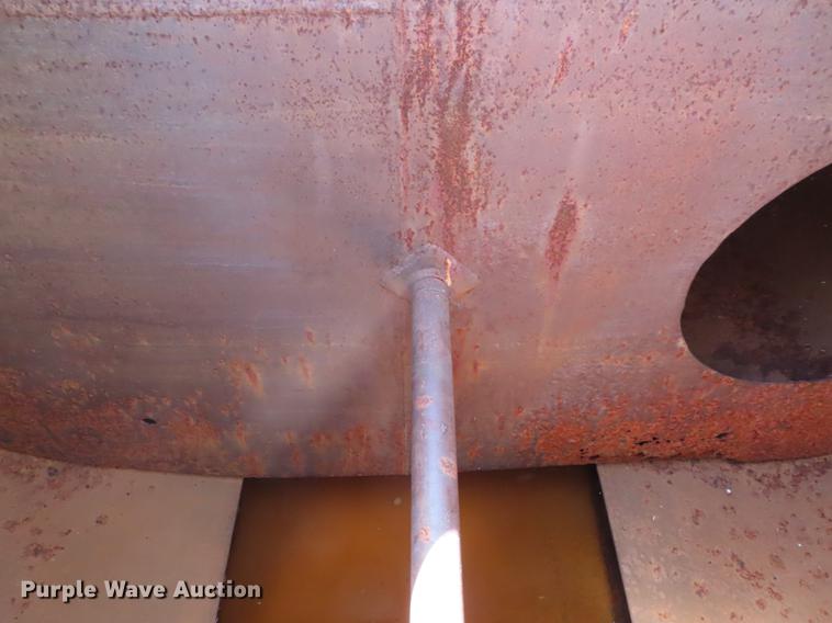 image for item DE3543 2004 Chevrolet C7500 tank truck