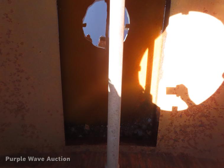 image for item DE3543 2004 Chevrolet C7500 tank truck