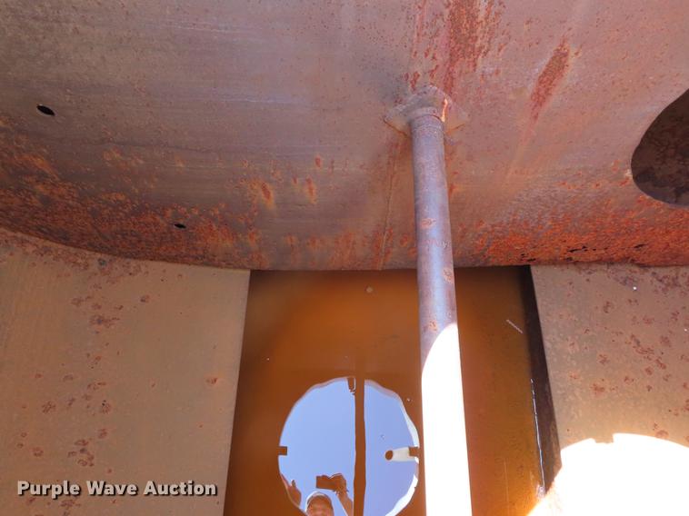 image for item DE3543 2004 Chevrolet C7500 tank truck