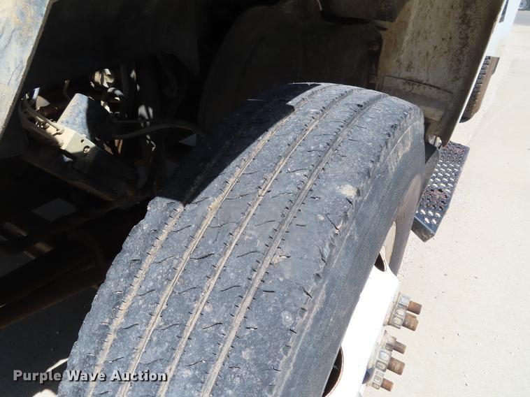 image for item DE3543 2004 Chevrolet C7500 tank truck