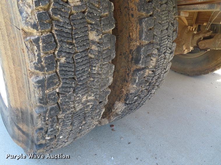 image for item DE3543 2004 Chevrolet C7500 tank truck