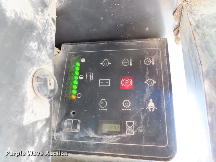 image for item DE3545 2002 Case 70XT skid steer