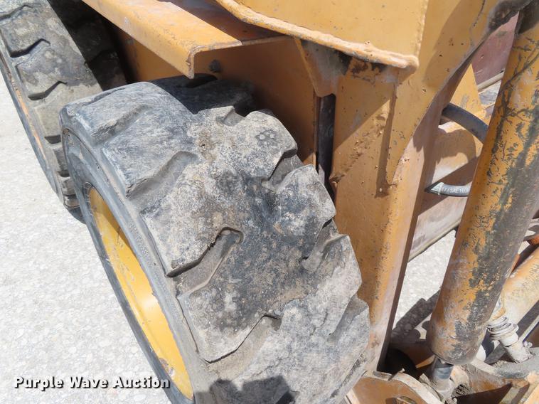 image for item DE3547 Case 1835B skid steer