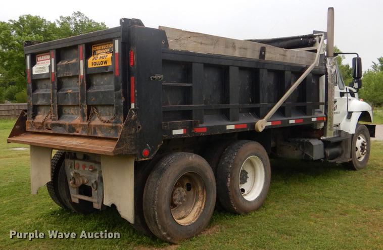 image for item DE3903 2010 International 7400 dump truck