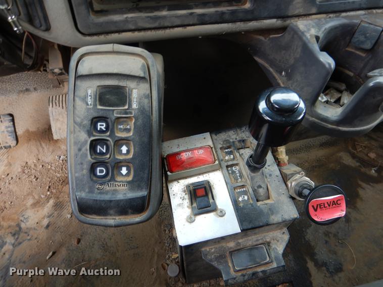 image for item DE3903 2010 International 7400 dump truck