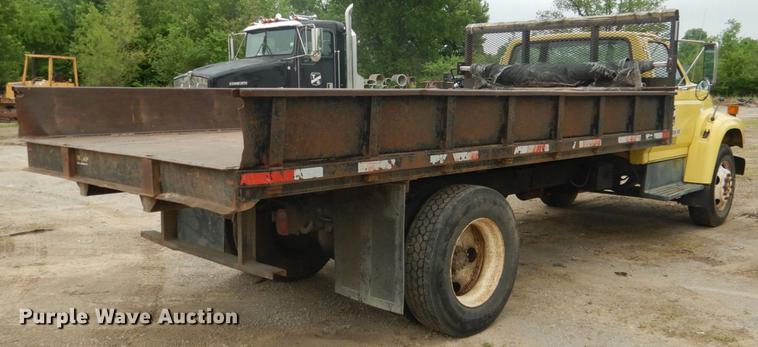 image for item DE3954 1998 Ford F700 dump flatbed truck