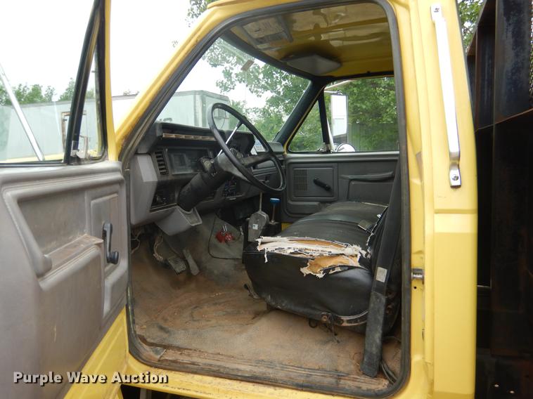 image for item DE3954 1998 Ford F700 dump flatbed truck