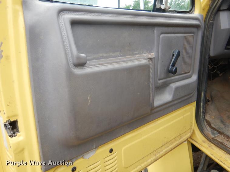 image for item DE3954 1998 Ford F700 dump flatbed truck