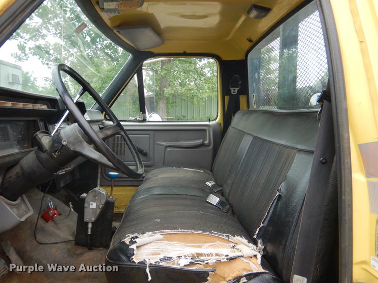 image for item DE3954 1998 Ford F700 dump flatbed truck