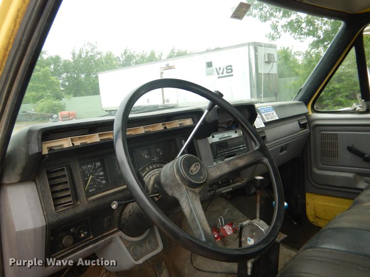 image for item DE3954 1998 Ford F700 dump flatbed truck