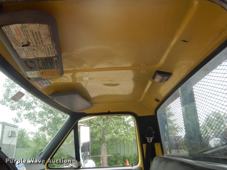 image for item DE3954 1998 Ford F700 dump flatbed truck