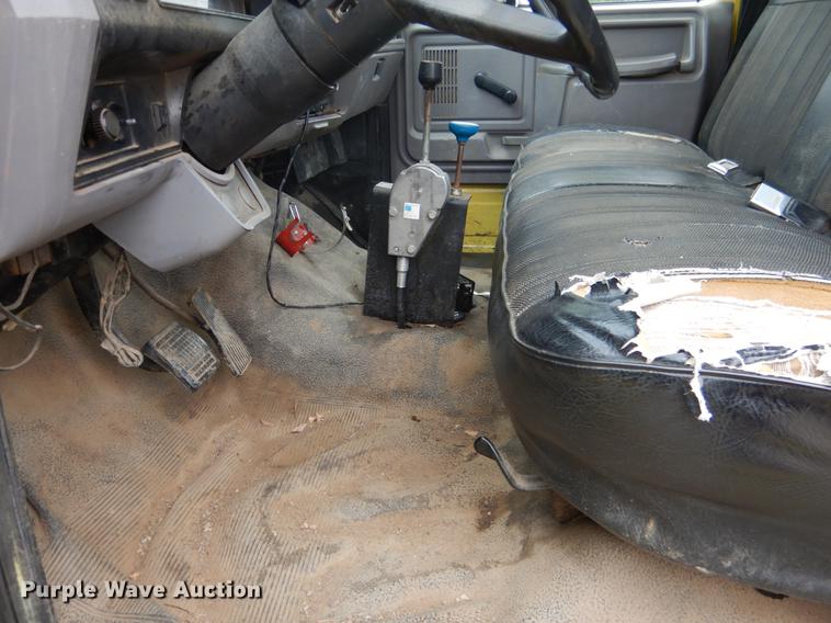 image for item DE3954 1998 Ford F700 dump flatbed truck