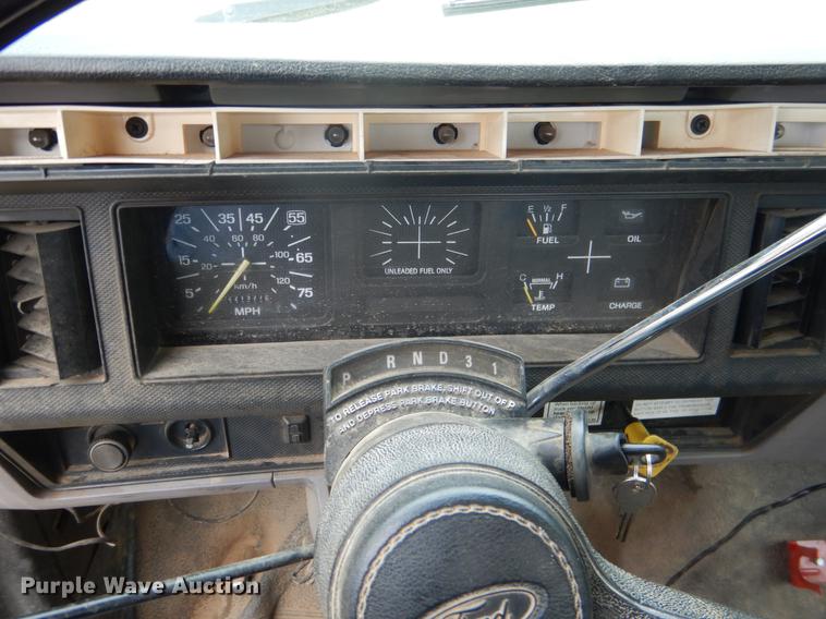 image for item DE3954 1998 Ford F700 dump flatbed truck