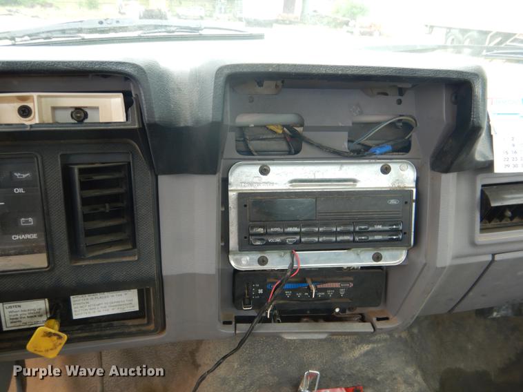 image for item DE3954 1998 Ford F700 dump flatbed truck