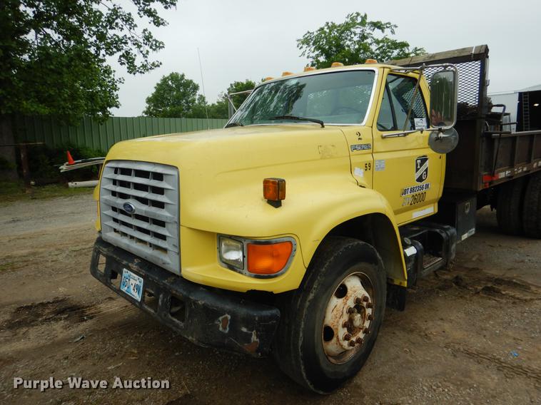 image for item DE3954 1998 Ford F700 dump flatbed truck