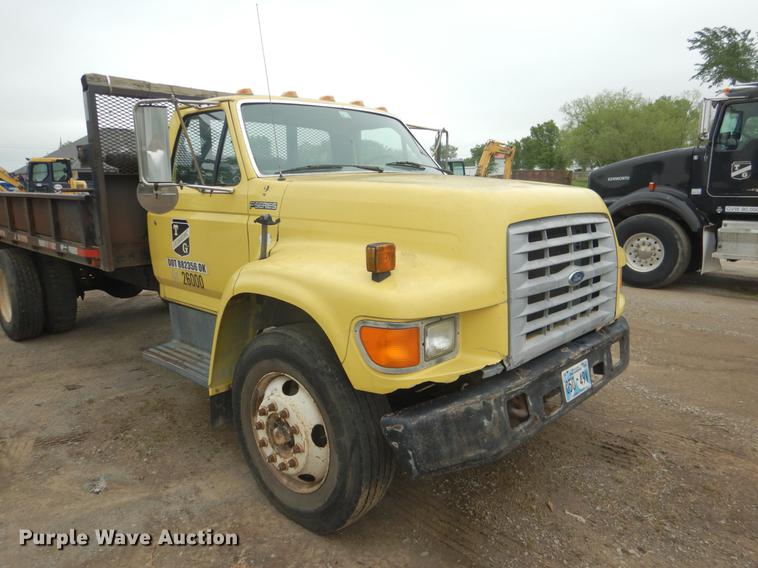 image for item DE3954 1998 Ford F700 dump flatbed truck