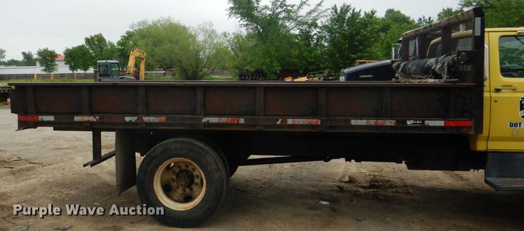 image for item DE3954 1998 Ford F700 dump flatbed truck