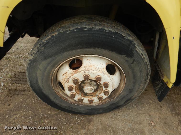 image for item DE3954 1998 Ford F700 dump flatbed truck