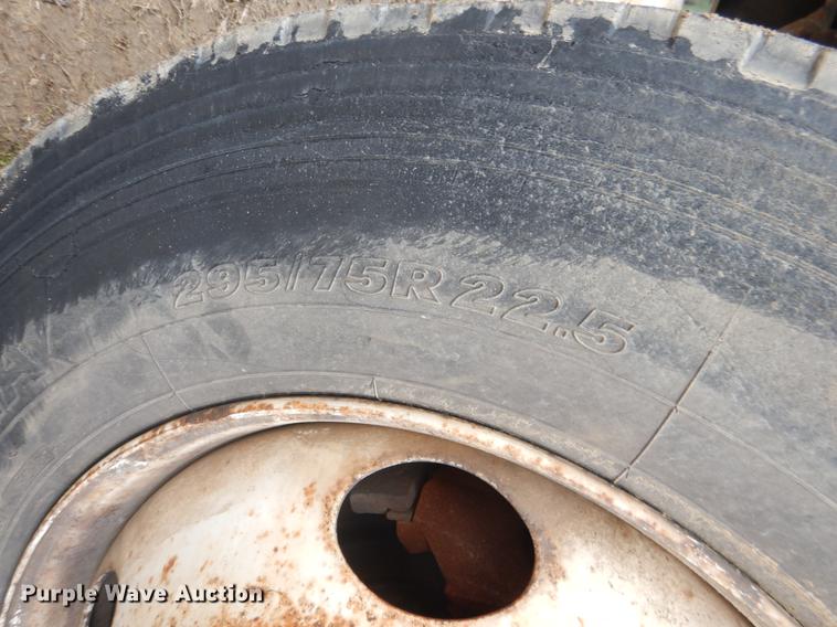 image for item DE3954 1998 Ford F700 dump flatbed truck