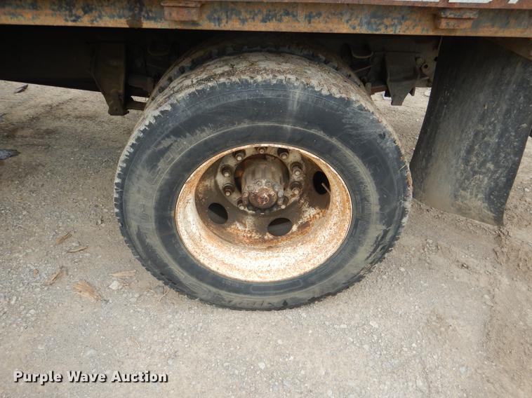 image for item DE3954 1998 Ford F700 dump flatbed truck