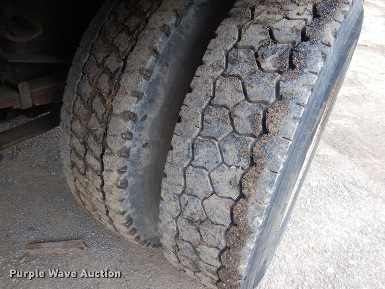 image for item DE3954 1998 Ford F700 dump flatbed truck