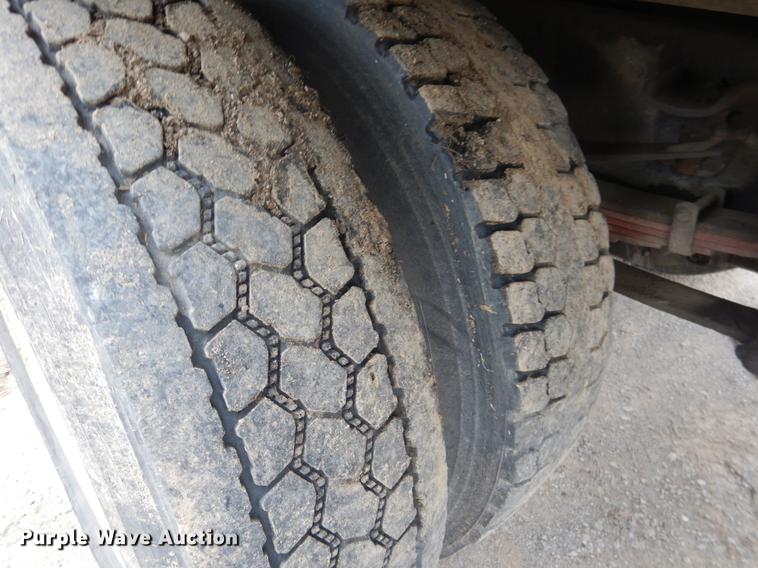 image for item DE3954 1998 Ford F700 dump flatbed truck