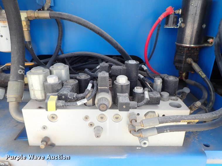 image for item DE5353 2002 Genie S125 boom lift