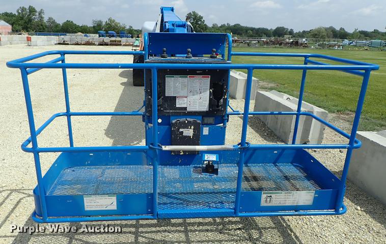 image for item DE5353 2002 Genie S125 boom lift