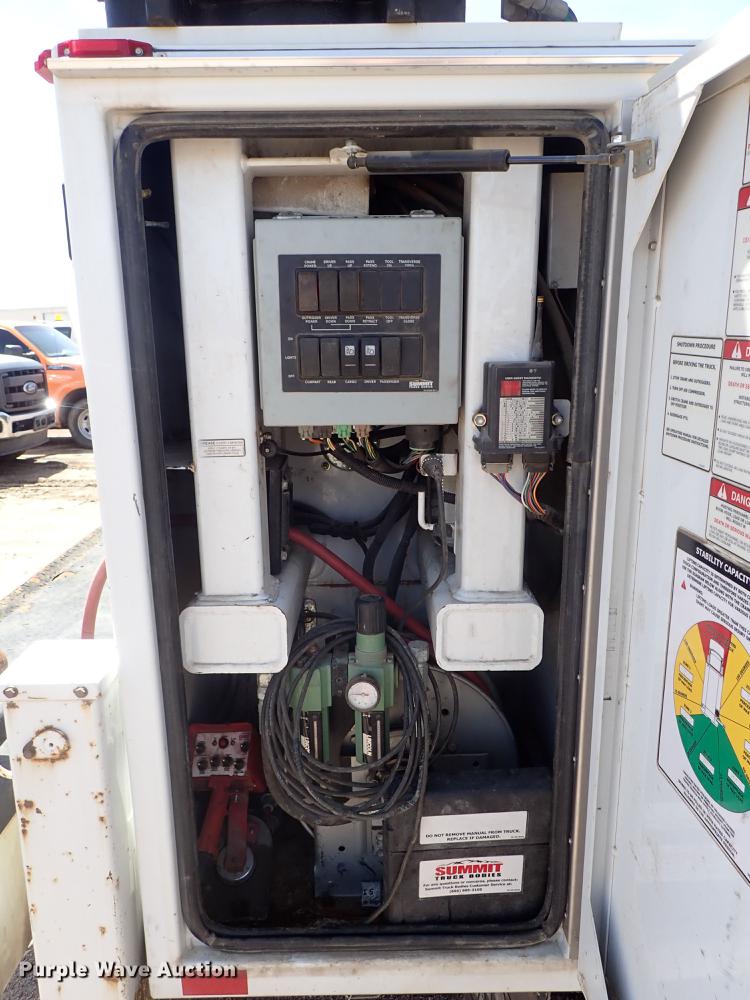 image for item DE5364 2008 Ford F750 Super Duty service truck with crane