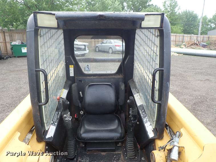 image for item DE5373 2000 John Deere 250 skid steer