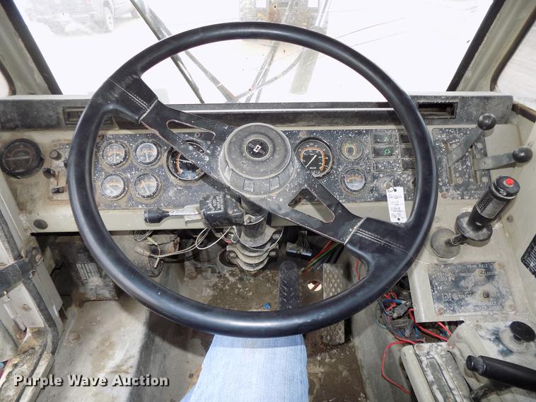 image for item DE7680 1994 Oshkosh S2146 ready mix truck