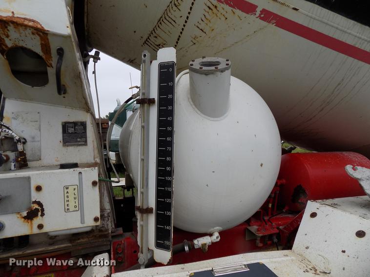 image for item DE7680 1994 Oshkosh S2146 ready mix truck