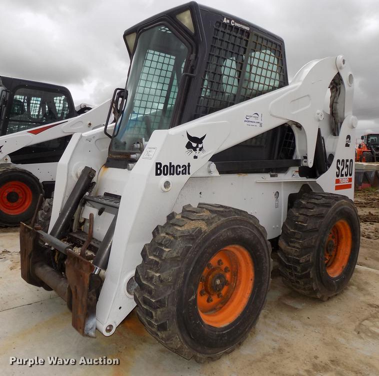 image for item DE7690 2002 Bobcat S250 skid steer