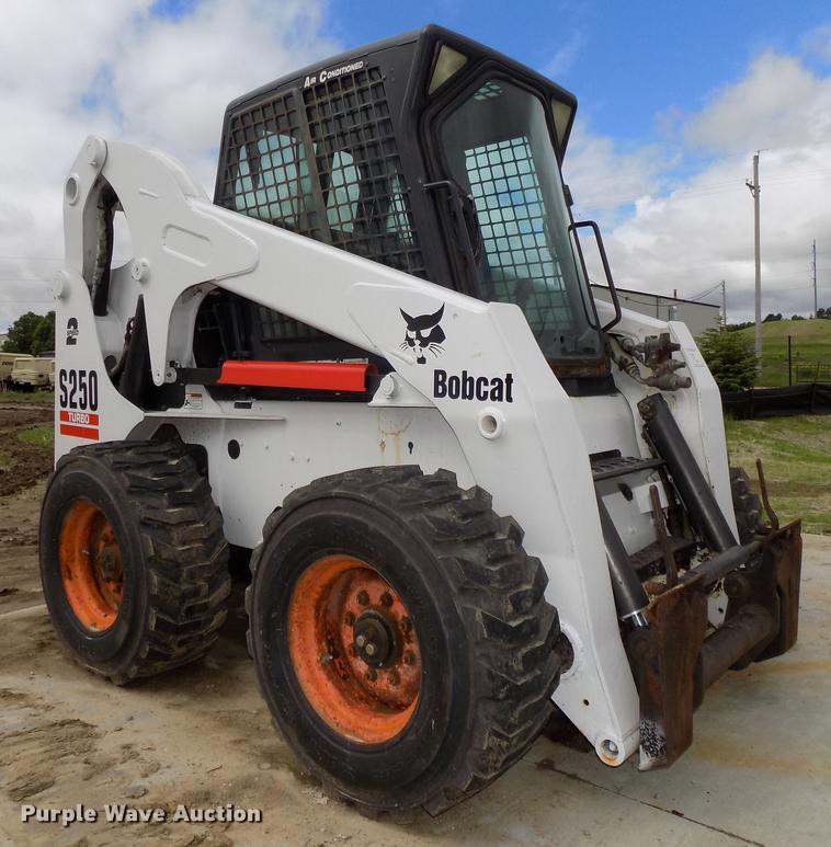 image for item DE7690 2002 Bobcat S250 skid steer