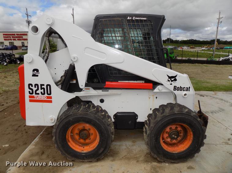 image for item DE7690 2002 Bobcat S250 skid steer