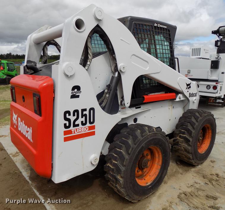 image for item DE7690 2002 Bobcat S250 skid steer