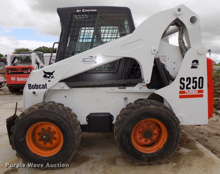 image for item DE7690 2002 Bobcat S250 skid steer