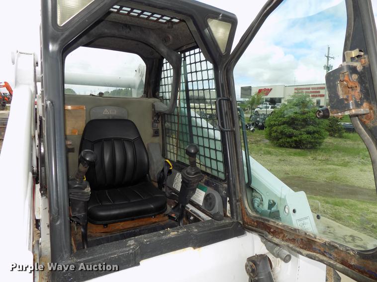 image for item DE7690 2002 Bobcat S250 skid steer
