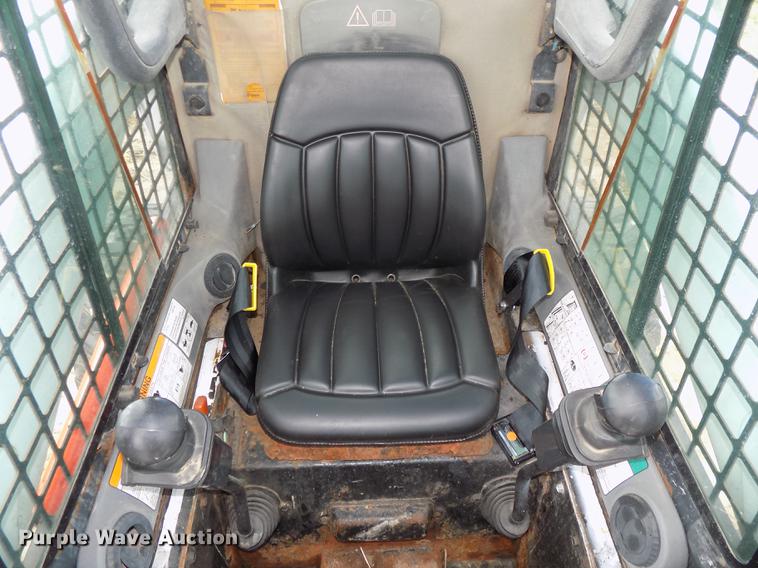 image for item DE7690 2002 Bobcat S250 skid steer