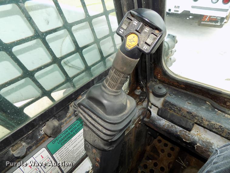 image for item DE7690 2002 Bobcat S250 skid steer