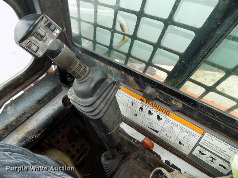 image for item DE7690 2002 Bobcat S250 skid steer